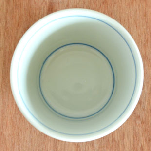 砥部焼・梅山窯　鉄ごすとくさのそばちょこを上から見て