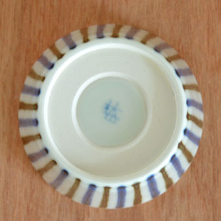 砥部焼・梅山窯　鉄ごすとくさのそばちょこの底面