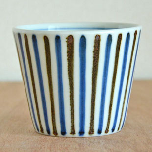 砥部焼・梅山窯　鉄ごすとくさのそばちょこを横から見て