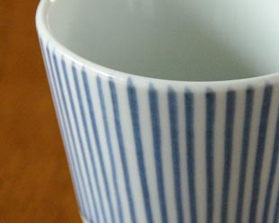 砥部焼・梅山窯　とくさ柄のそばちょこの絵付け