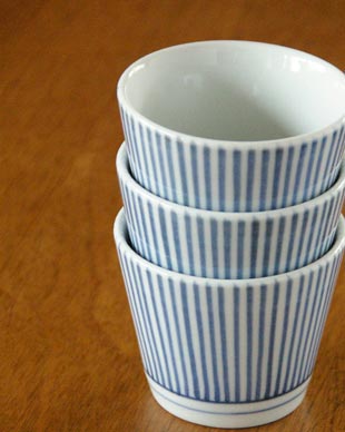 砥部焼・梅山窯　とくさ柄のそばちょこを重ねて