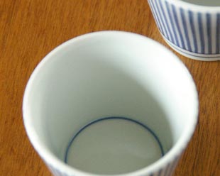 砥部焼・梅山窯　とくさ柄のそばちょこを上から見て