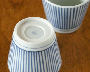 砥部焼・梅山窯　とくさ柄のそばちょこの底面