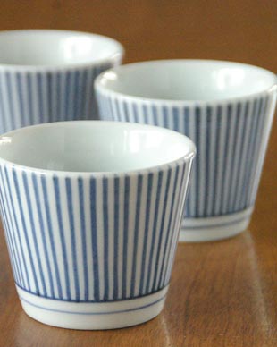 砥部焼・梅山窯　とくさ柄のそばちょこを横から見て