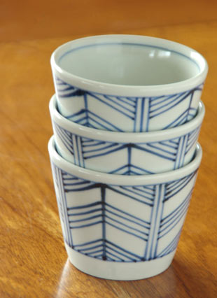 砥部焼・梅山窯　矢羽根のそばちょこを重ねて