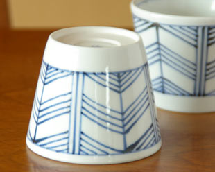 砥部焼・梅山窯　矢羽根のそばちょこを伏せて