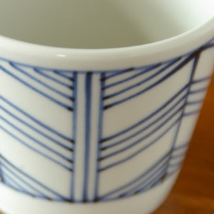 砥部焼・梅山窯　矢羽根のそばちょこの絵柄