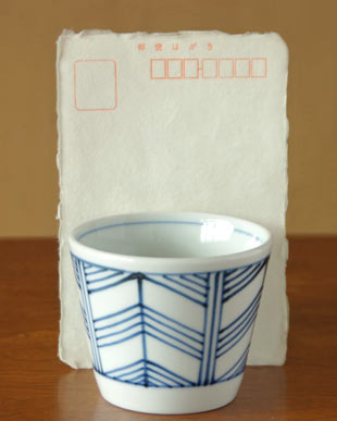 砥部焼・梅山窯　矢羽根のそばちょこをはがきと比較して