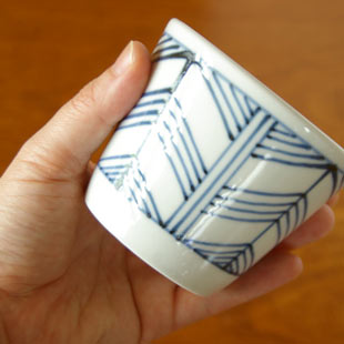 砥部焼・梅山窯　矢羽根のそばちょこを手に持って