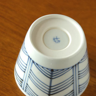 砥部焼・梅山窯　矢羽根のそばちょこの底面