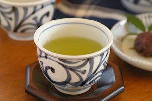 砥部焼・梅山窯　からくさの湯呑（大）に緑茶を