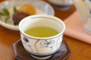 梅山窯　なずなの湯呑（大）に緑茶をいれて