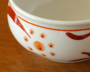 砥部焼・梅山窯　赤太陽のスープカップの絵付け