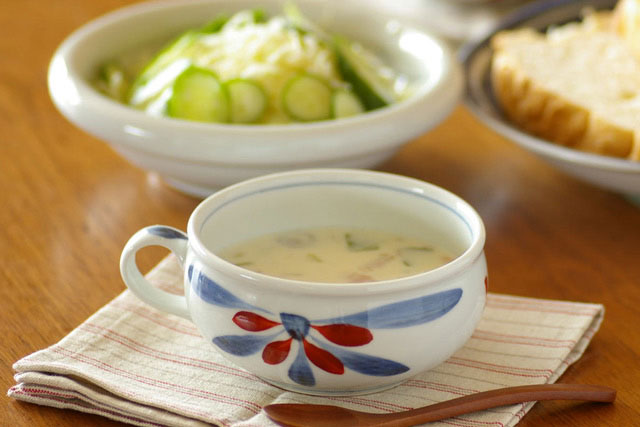 砥部焼・梅山窯　花もようのスープカップにスープを