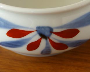 砥部焼・梅山窯 花もようのスープカップの絵付け