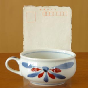 砥部焼・梅山窯 花もようのスープカップをはがきと比較して