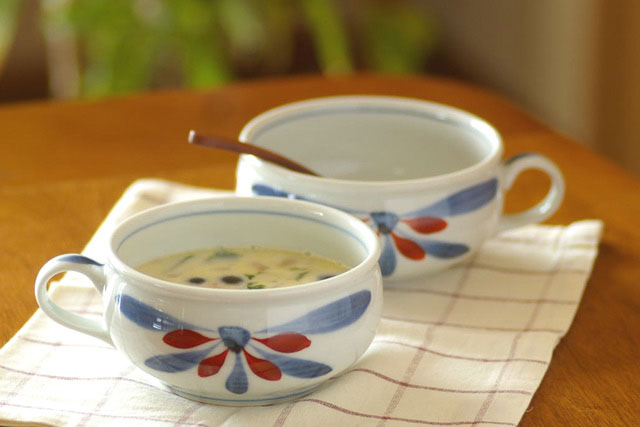 砥部焼・梅山窯　花もようのスープカップ