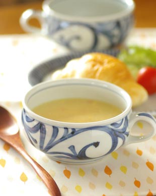 砥部焼・梅山窯　からくさのスープカップにスープを