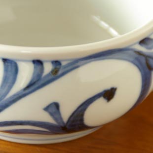 砥部焼・梅山窯　からくさのスープカップの絵柄