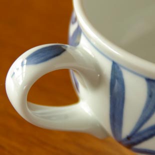砥部焼・梅山窯　からくさのスープカップの持ち手
