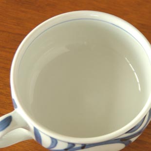 砥部焼・梅山窯　からくさのスープカップを上から見て