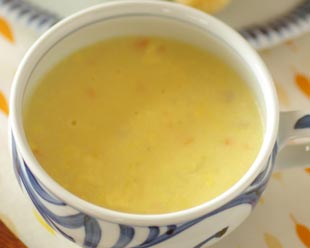 砥部焼・梅山窯　からくさのスープカップを上から