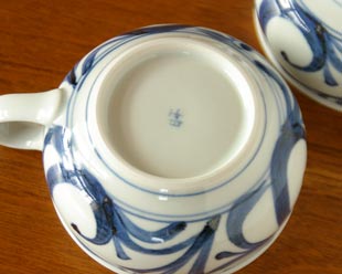 砥部焼・梅山窯　からくさのスープカップの底面