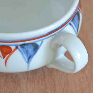 砥部焼・梅山窯　あか花のコーヒーカップの持ち手