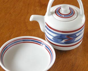 砥部焼・梅山窯　みつ葉の醤油さし（大）の受け皿