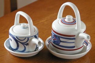 砥部焼・梅山窯　醤油さし（大）(小）を比較して