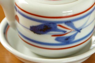 砥部焼・梅山窯　みつばの醤油さしの絵付け