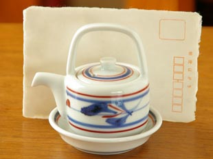 砥部焼・梅山窯　みつばの醤油さしをはがきと比べて