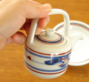 砥部焼・梅山窯　みつばの醤油さしを手に盛って