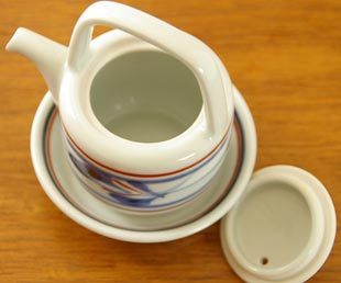 砥部焼・梅山窯　みつばの醤油さしを上から見て