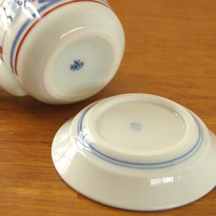 砥部焼・梅山窯　みつばの醤油さしの底面