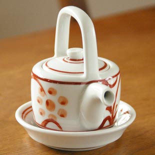 砥部焼・梅山窯　赤太陽の醤油さしの注ぎ口