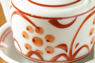 砥部焼・梅山窯　赤太陽の醤油さしの絵付け