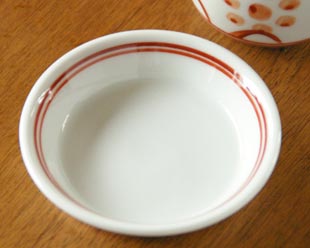 砥部焼・梅山窯　赤太陽の醤油さしの受け皿