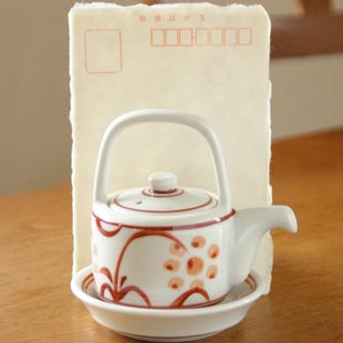 砥部焼・梅山窯　赤太陽の醤油さしをはがきと比較して