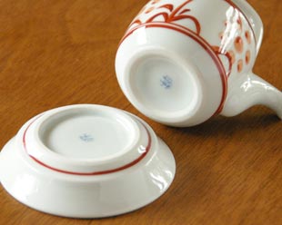 砥部焼・梅山窯　赤太陽の醤油さしの底面