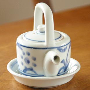 砥部焼・梅山窯　太陽の醤油さしの注ぎ口