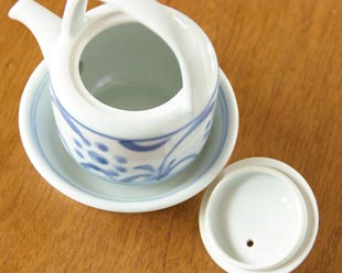 砥部焼・梅山窯　太陽の醤油さしの蓋を取ったところ