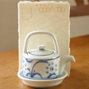 砥部焼・梅山窯　太陽の醤油さしをはがきと比較して