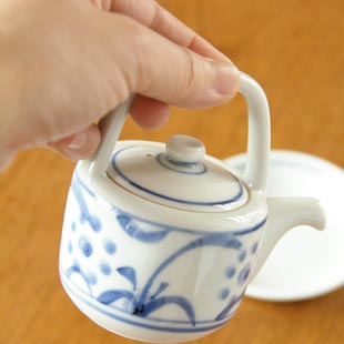 砥部焼・梅山窯　太陽の醤油さしを手に持って