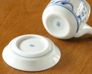 砥部焼・梅山窯　太陽の醤油さしの底面