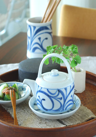 砥部焼・梅山窯　からくさの醤油さし(大)