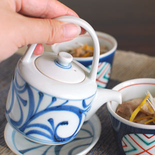 砥部焼　梅山窯　からくさの醤油さし(大)を手に持って