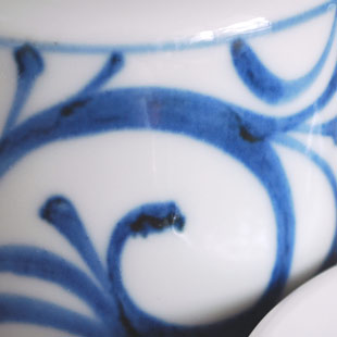 砥部焼　梅山窯　からくさの醤油さし(大)の絵柄