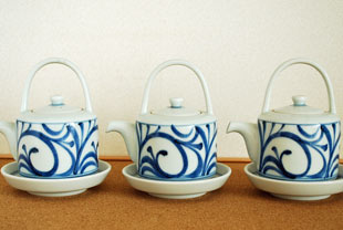 砥部焼　梅山窯　からくさの醤油さし(大)を並べて