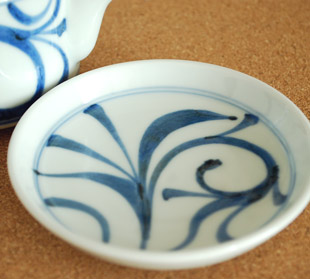 砥部焼　梅山窯　からくさの醤油さし(大)の受け皿